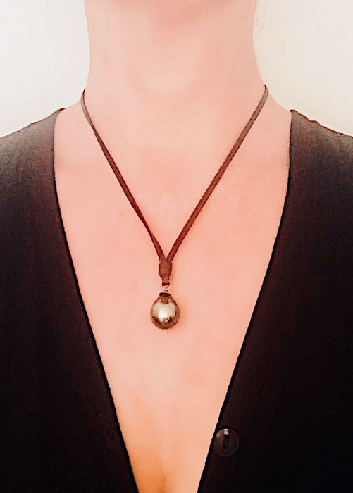 SINGLE PEARL ON SUEDE